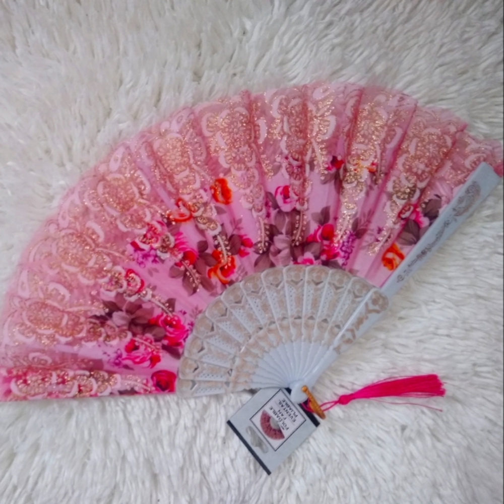 2/$10✦SALE ✦ Beautiful Lady’s DELUXE FOLDABLE Fan w/Stand!